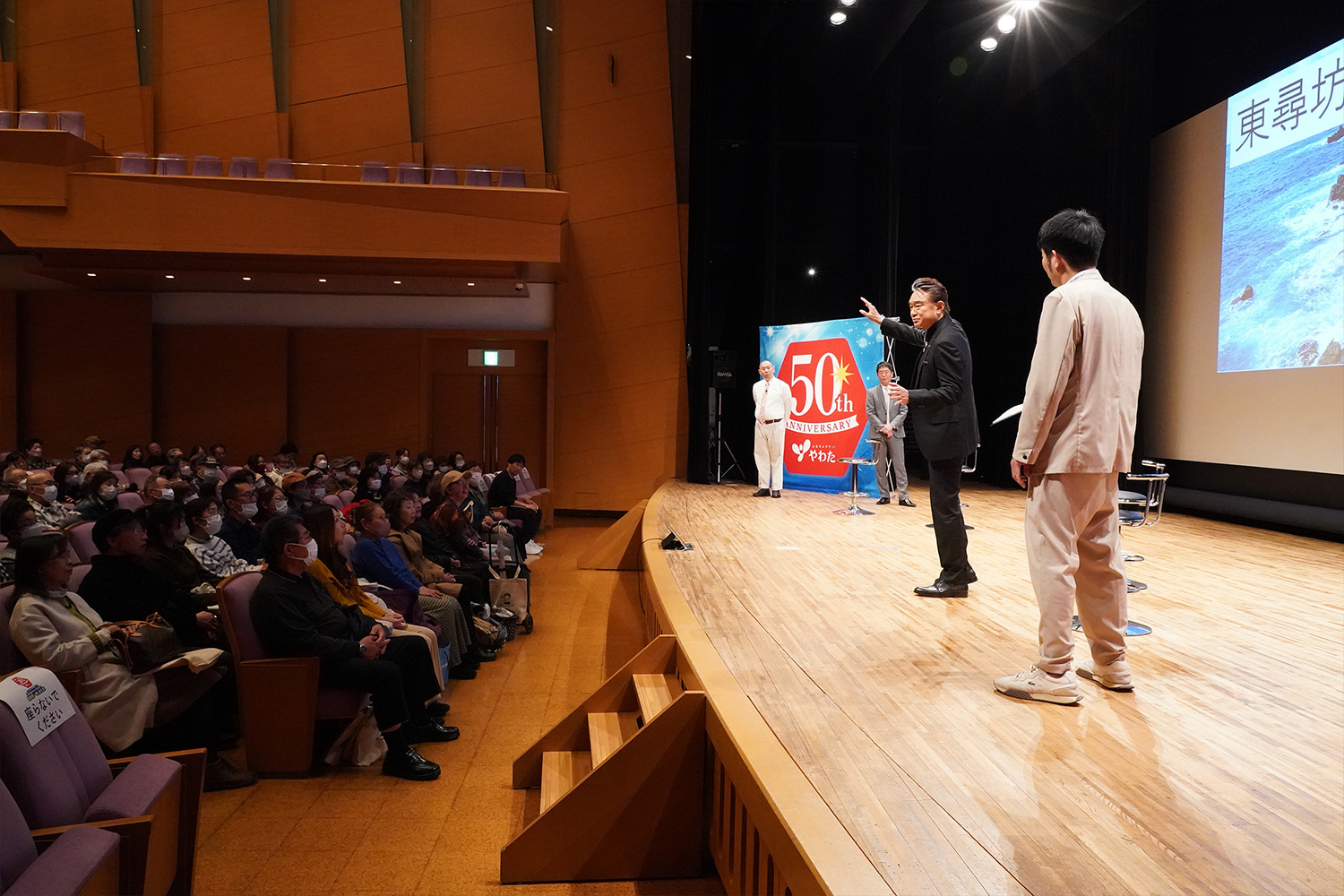 ステージに立つ船越英一郎さん