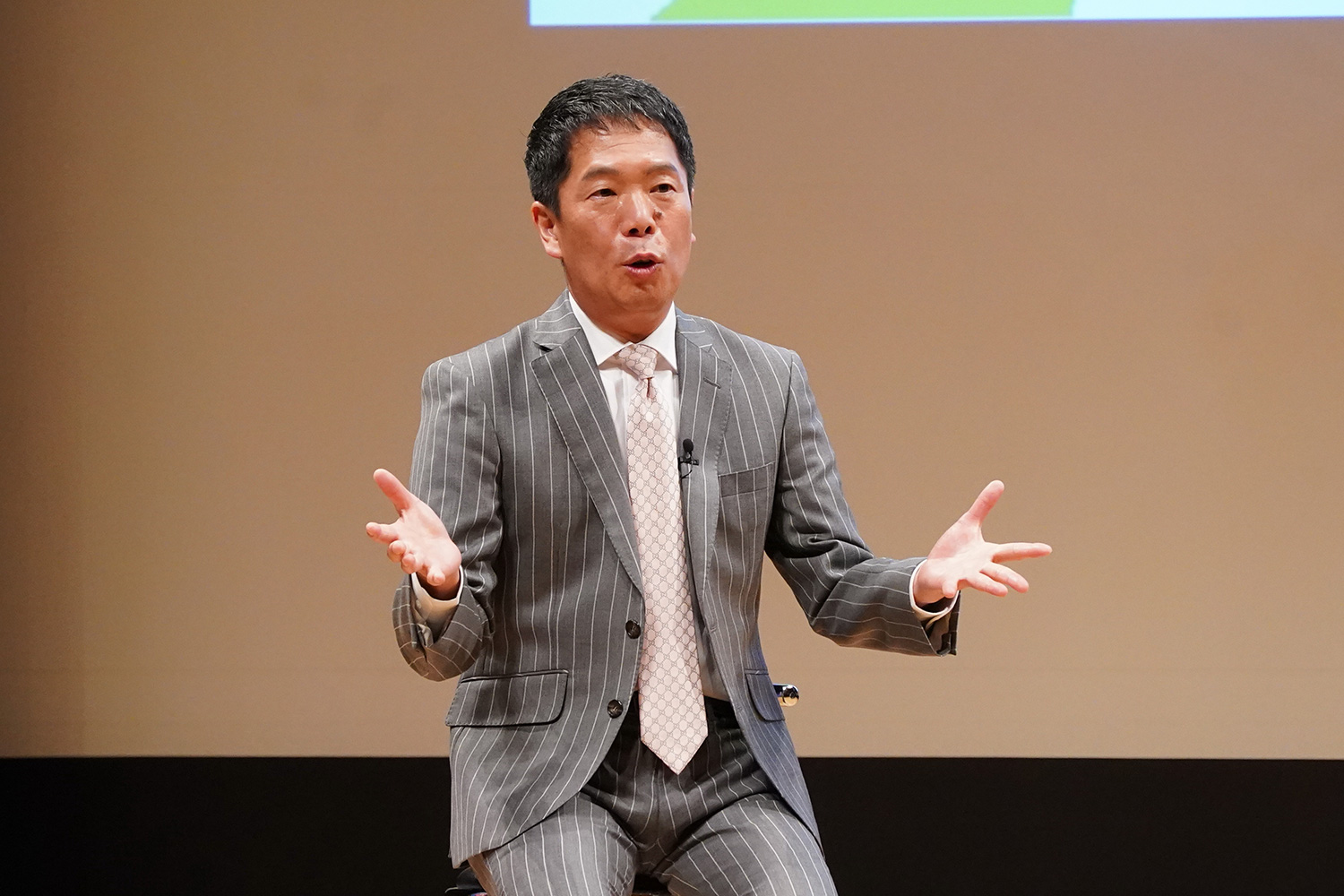 おすすめサプリを紹介する八幡社長