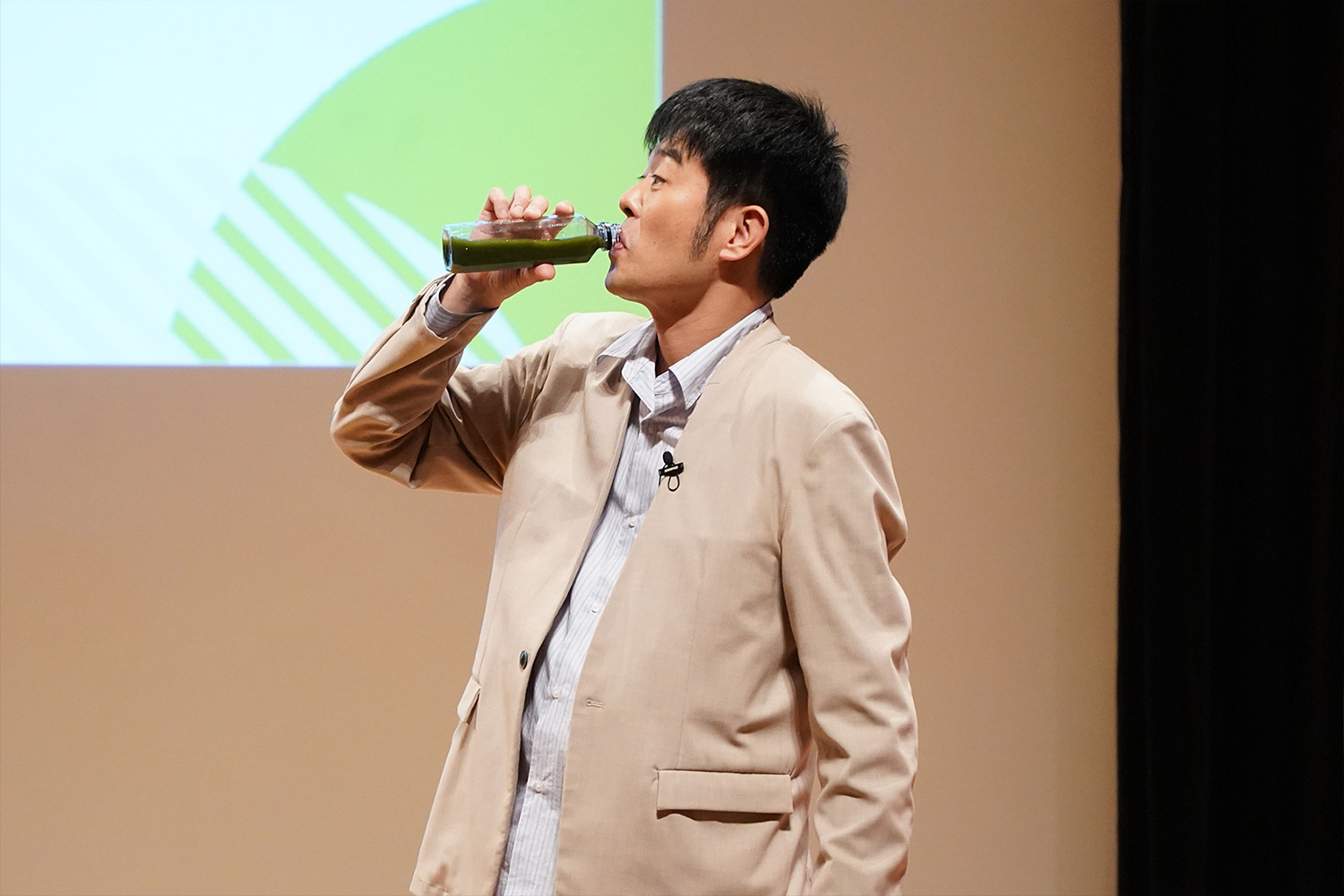 青汁をあっという間に飲み干すレギュラー西川さん