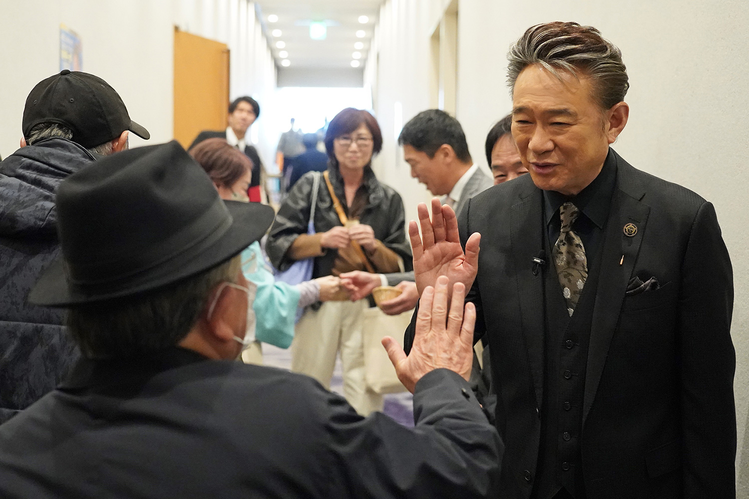 船越さんとハイタッチ